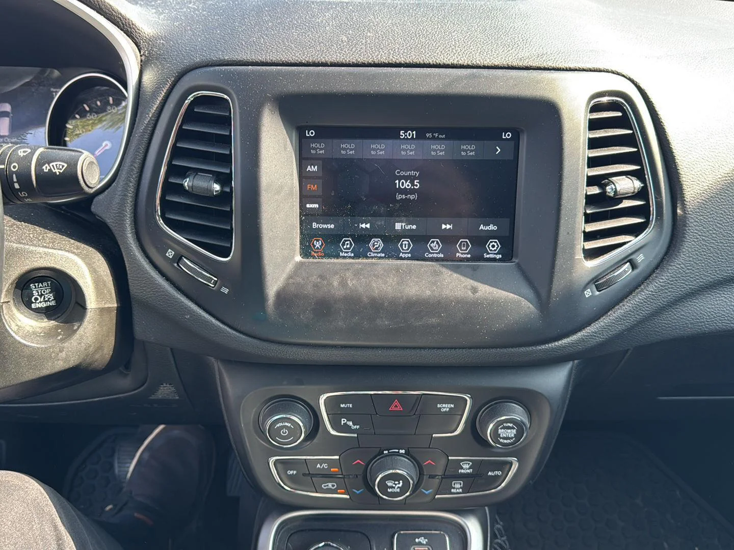 Used 2018 White Clearcoat Jeep Latitude image 4