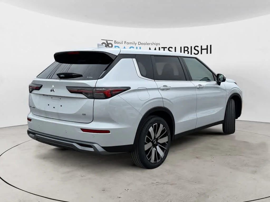 Used 2025 White Diamond Mitsubishi SE image 3