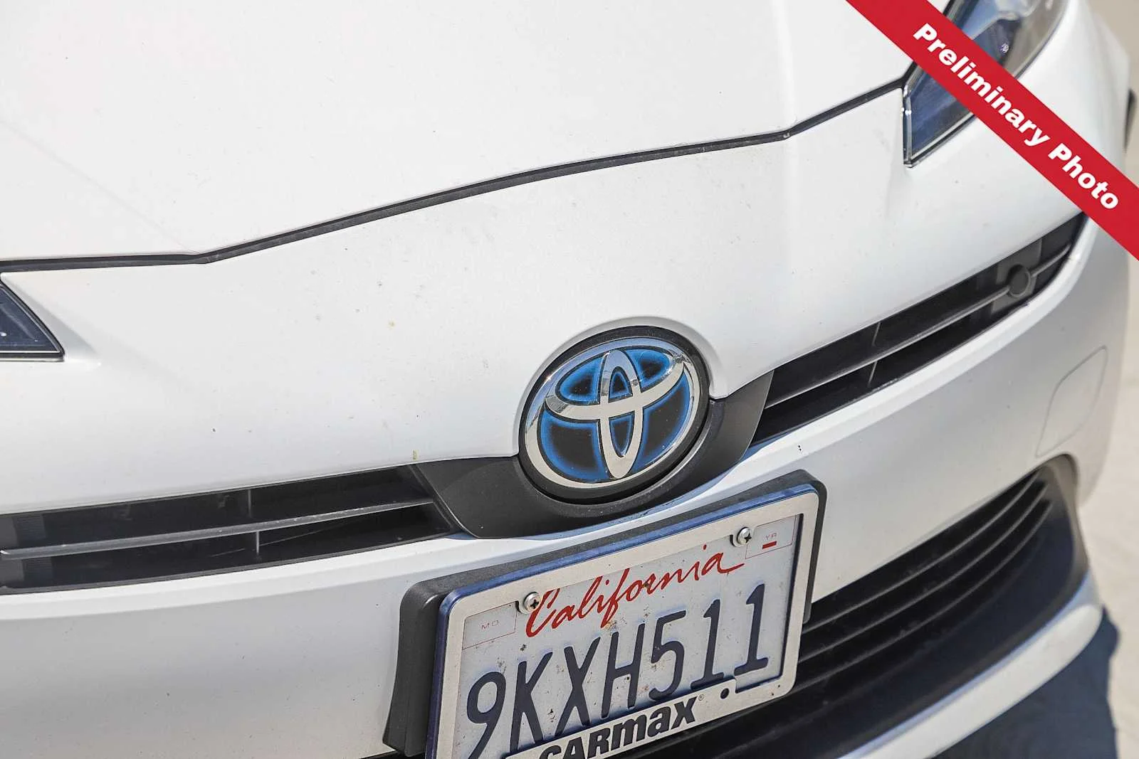 Used 2020 Super White Toyota LE image 5