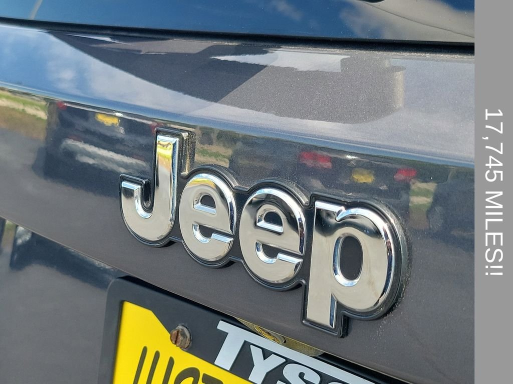 Used 2023 Gray Jeep Latitude image 6