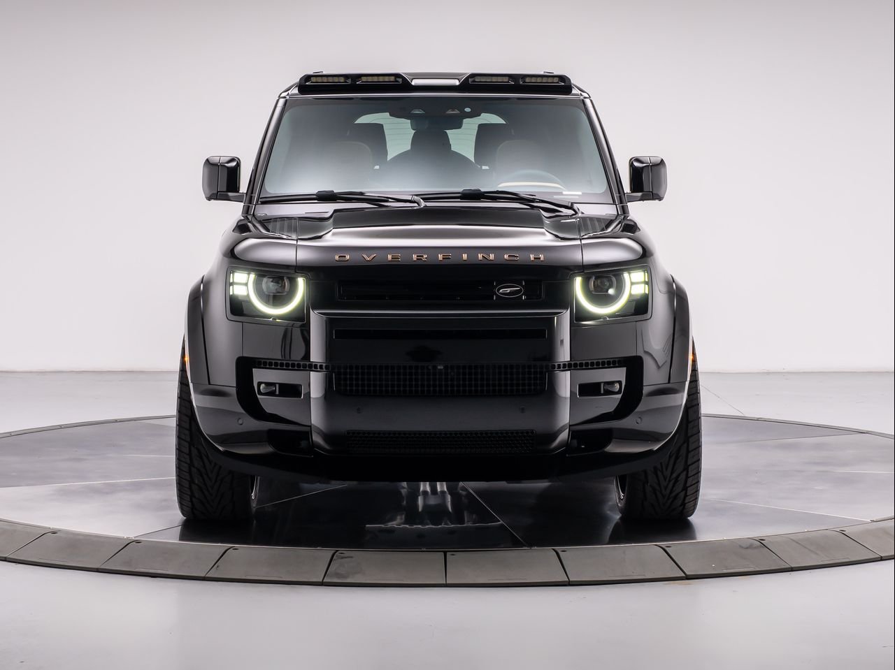 New 2026 Santorini Black Land Rover P500 V8 image 8
