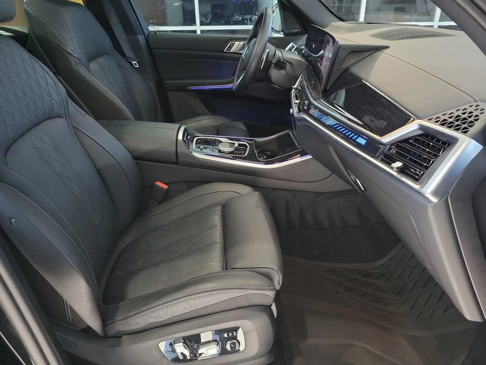 Used 2025 Black BMW M60i image 28