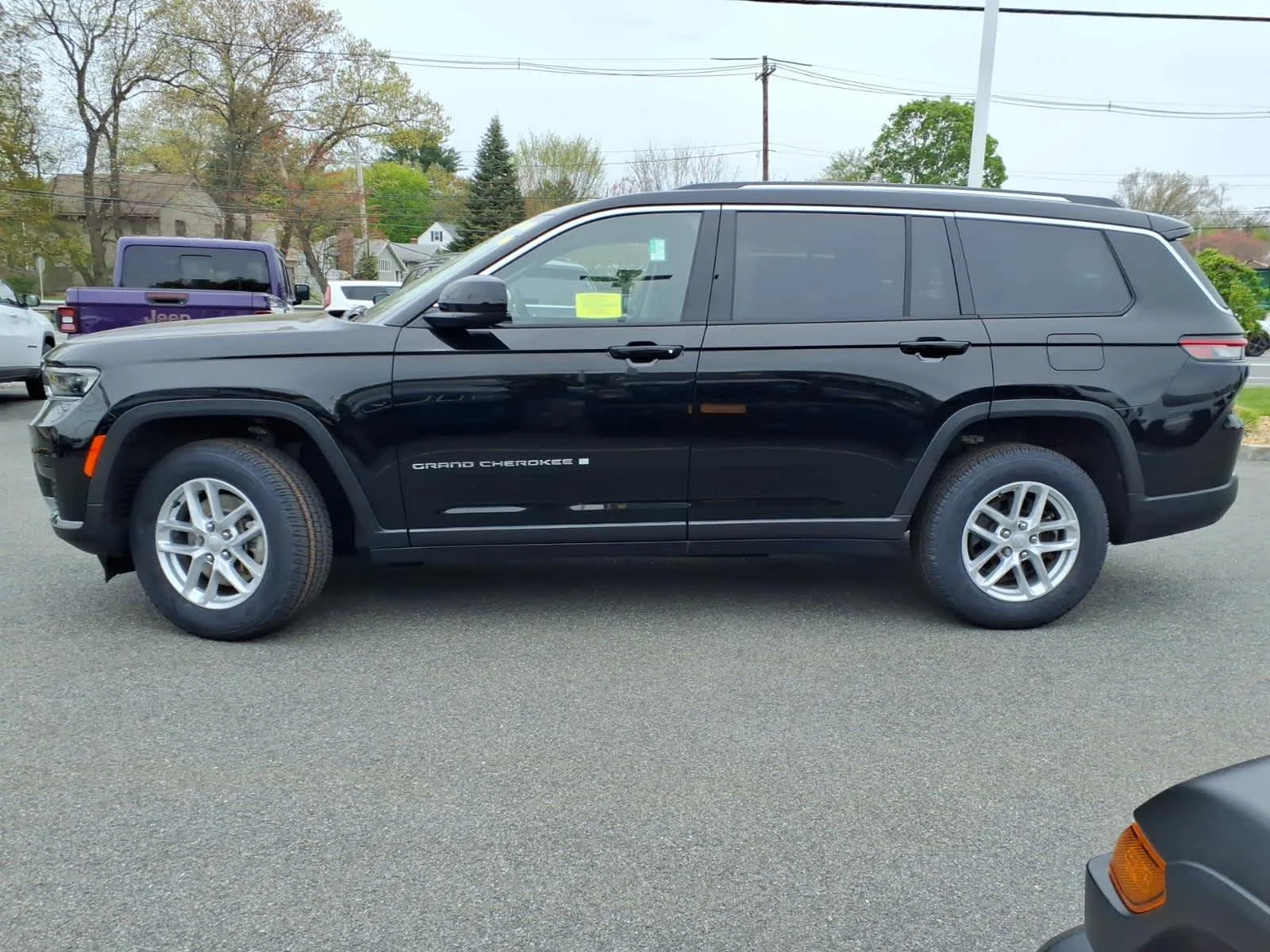 Certified Used 2023 Diamond Black Crystal Pearlcoat Jeep Laredo image 12