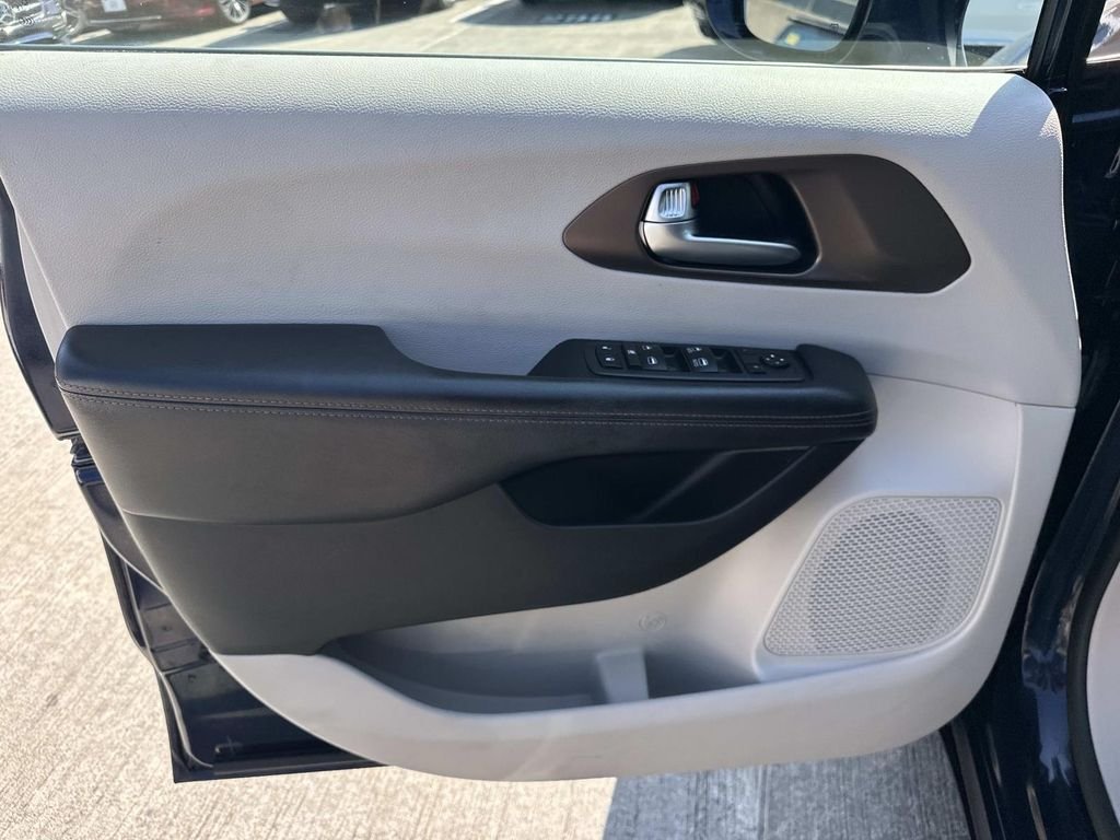 Used 2019 Blue Pearl Chrysler Touring L image 17