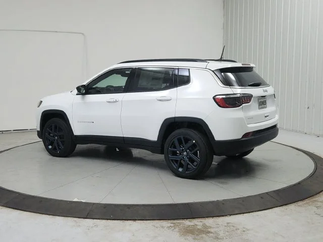 New 2026 Bright White Clear-Coat Exterior Paint Jeep Latitude image 6