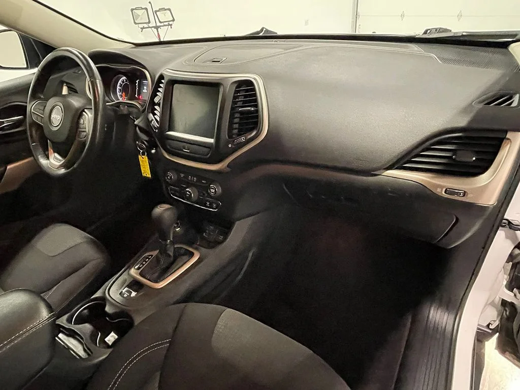 Used 2017 White Jeep Latitude image 26
