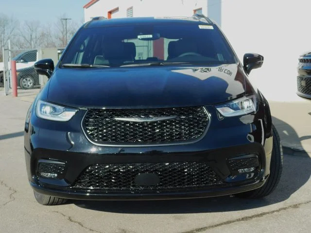 New 2026 Diamond Black Crystal Pearl-Coat Exterior Paint Chrysler Limited image 3