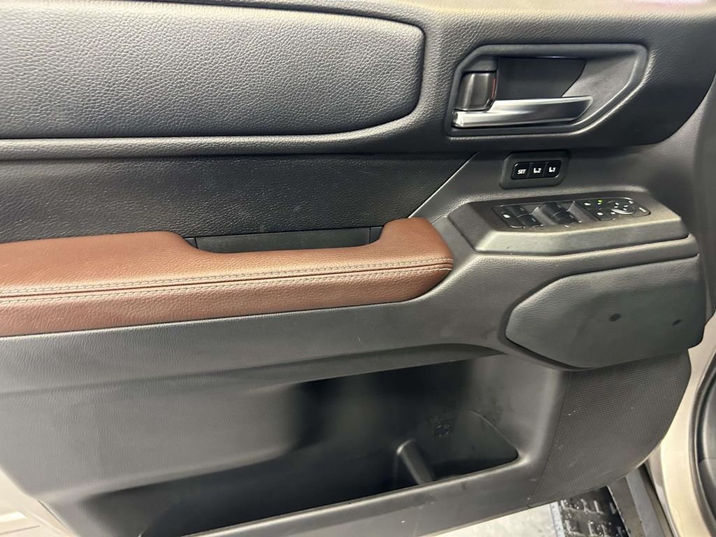 Used 2025  Toyota Premium image 17