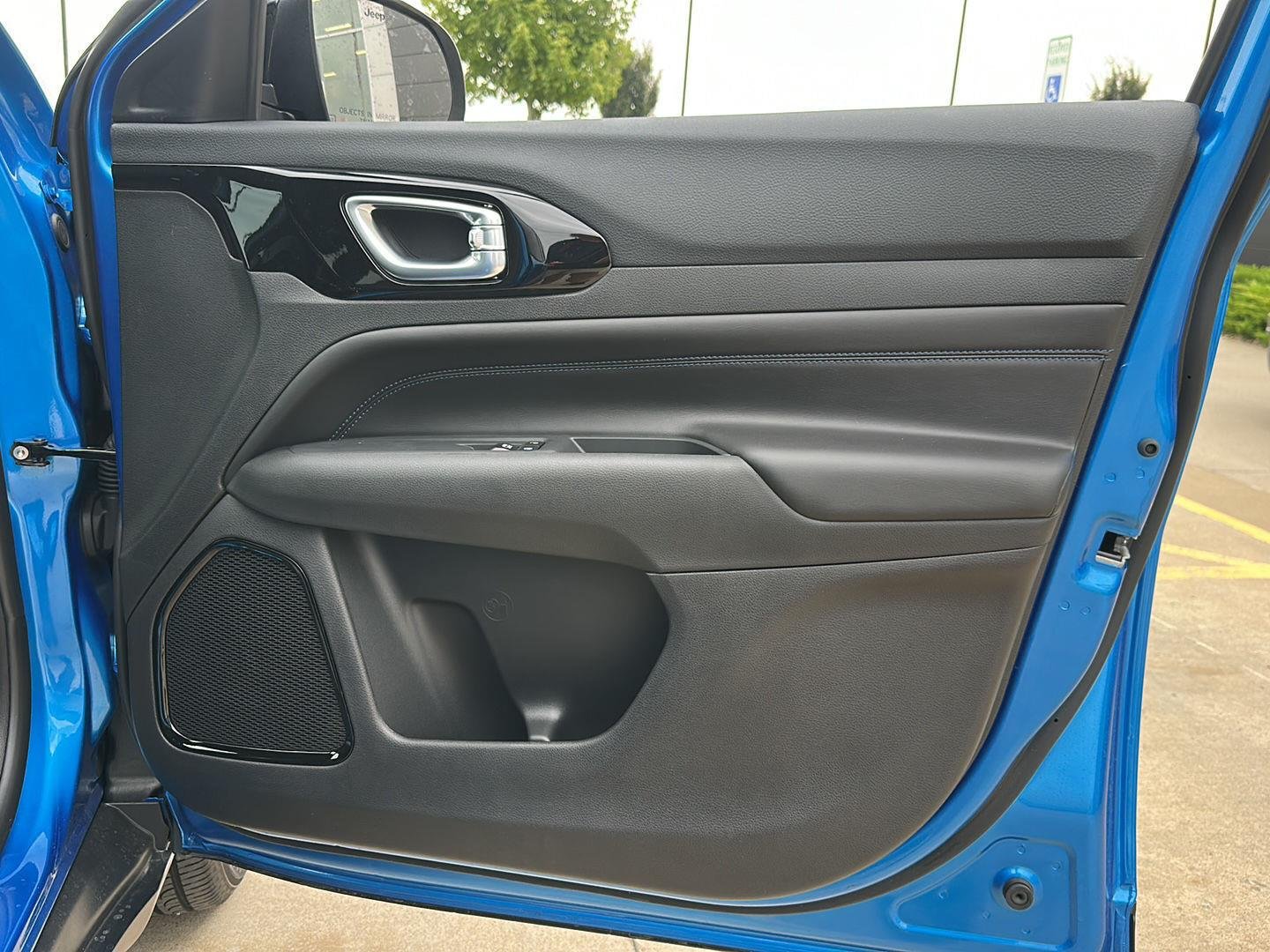 New 2026 Hydro Blue Pearl-Coat Exterior Paint Jeep Latitude Altitude image 27