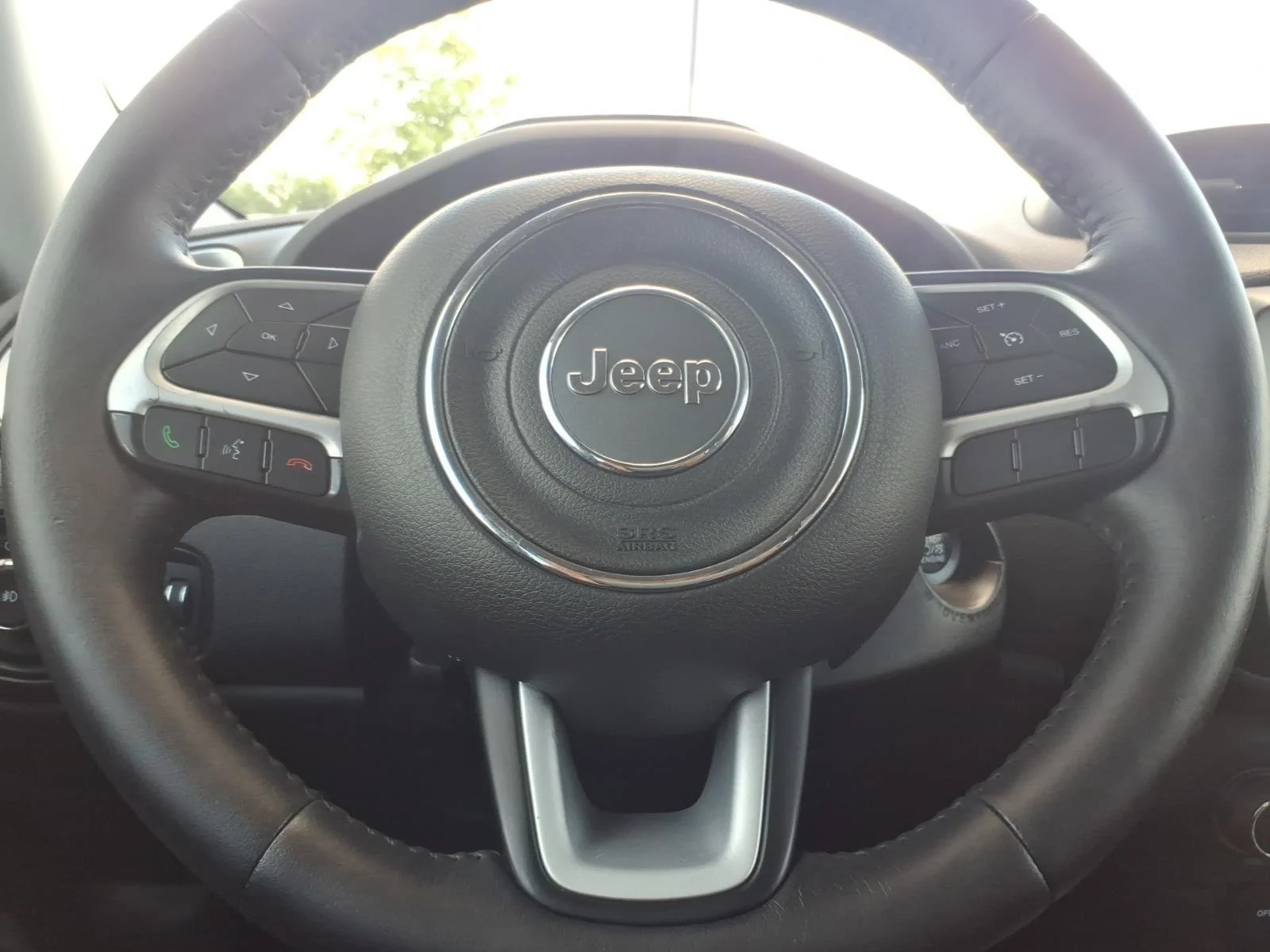 Used 2019 Glacier Metallic Clearcoat Jeep Latitude image 25