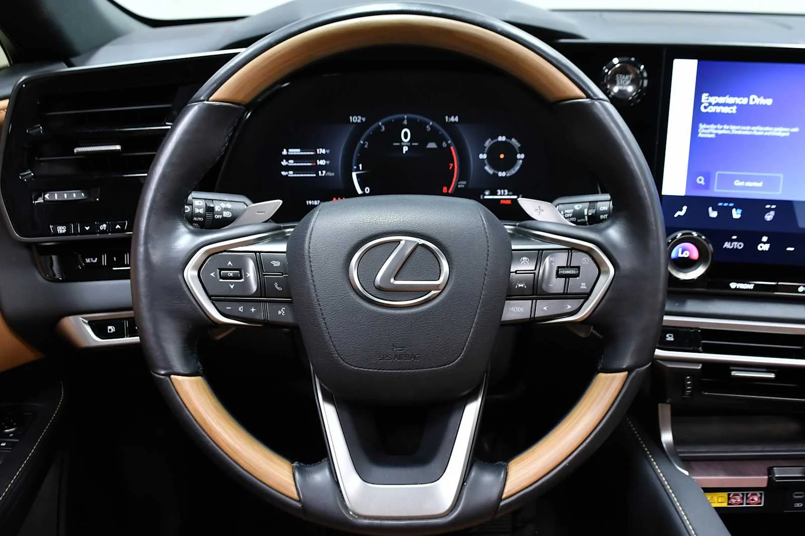 Used 2025 Eminent White Pearl Lexus Premium image 18