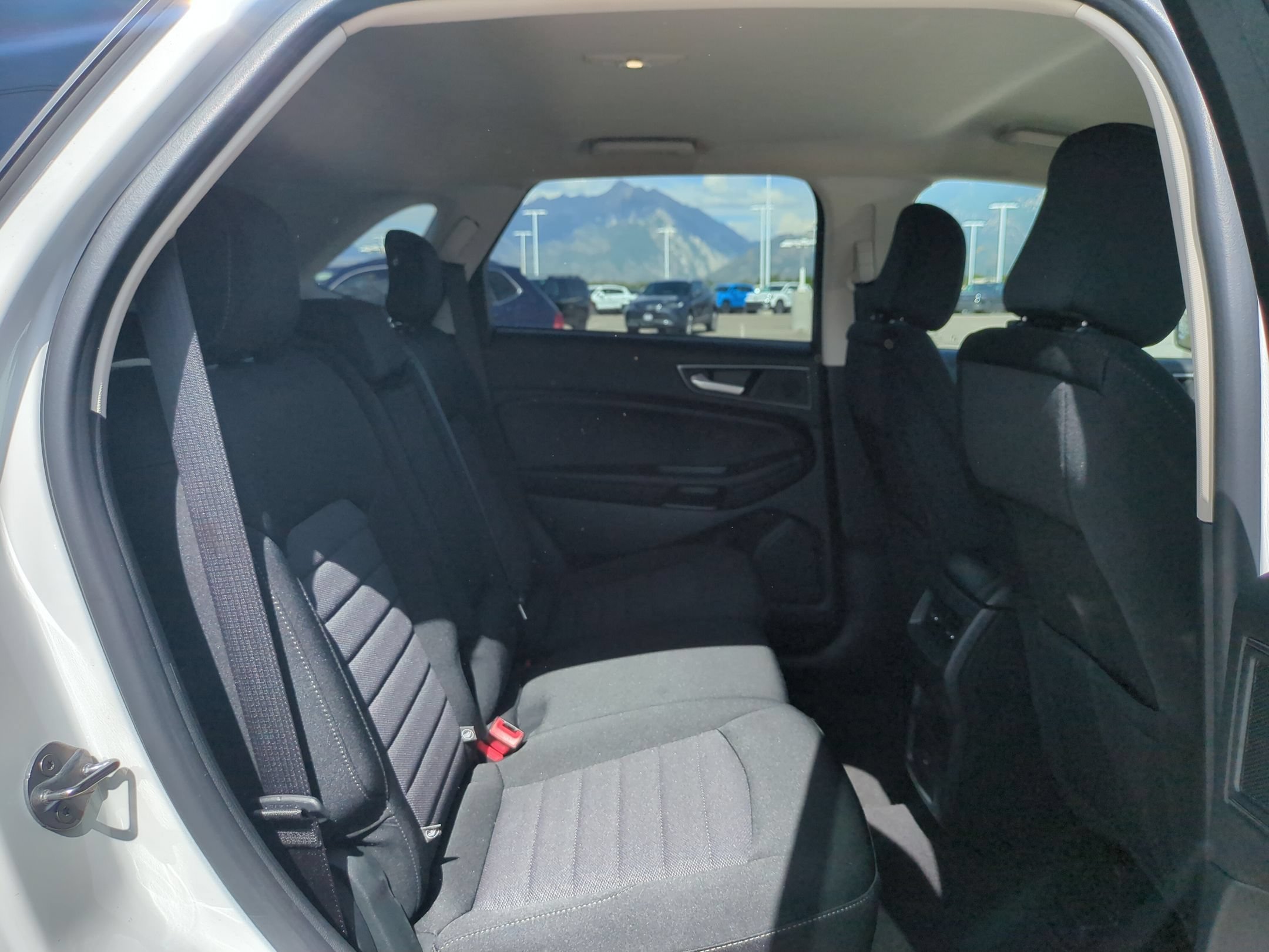 Used 2022 Oxford White Ford SE image 29
