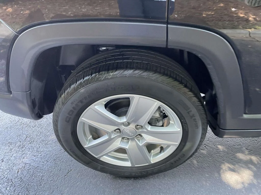 Used 2022 Black Jeep Latitude 4x4 image 7