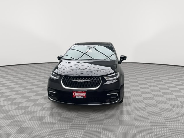 Used 2025 Diamond Black Crystal Pearlcoat Chrysler Select image 34