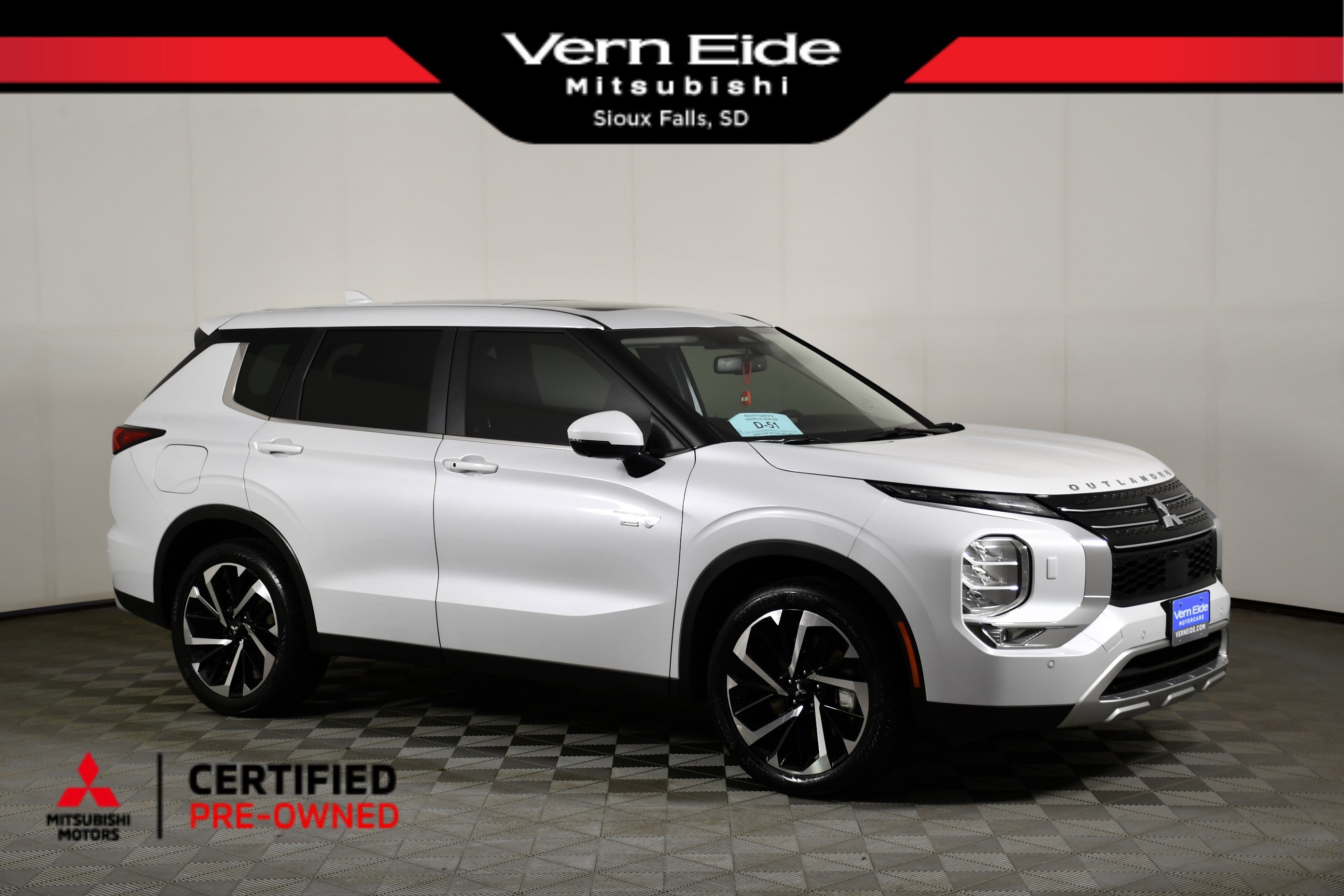 Certified Used 2024 White Diamond Mitsubishi SE image 1