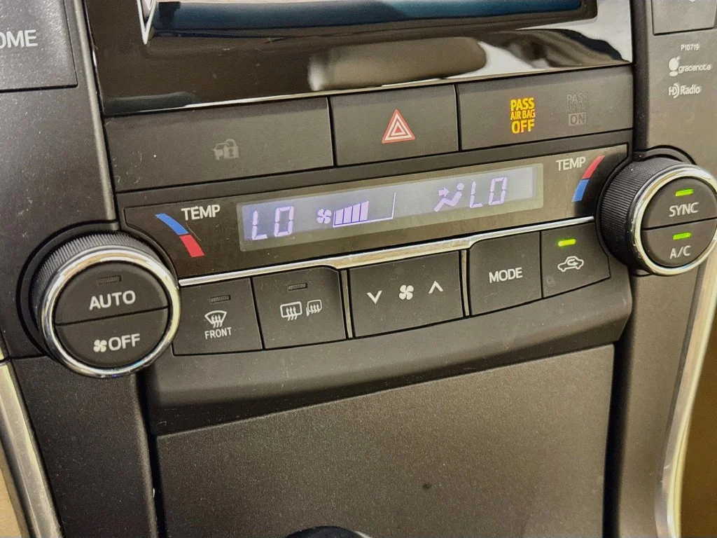 Used 2015 White Toyota XLE image 18