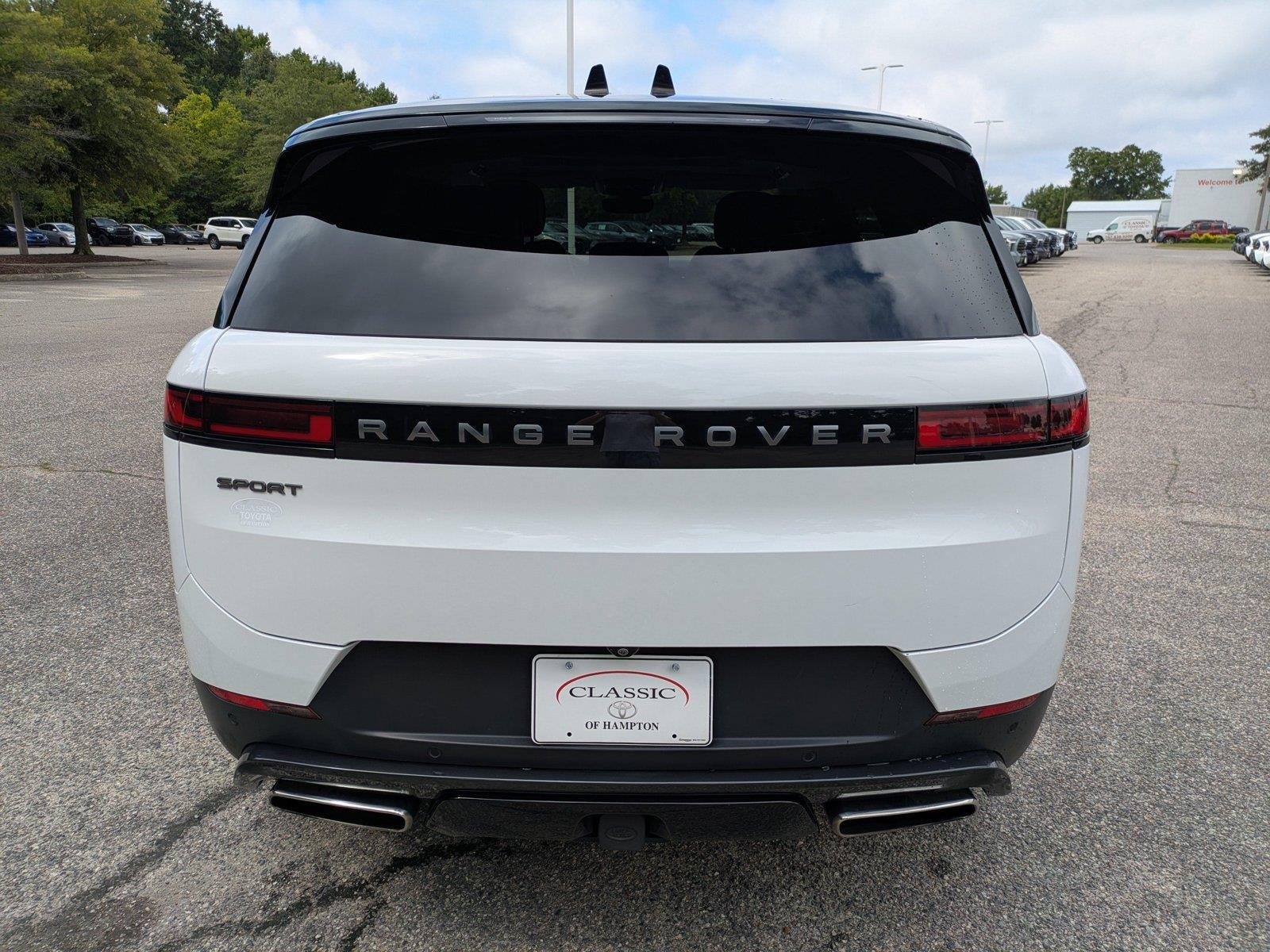 Used 2024 Fuji White Land Rover SE image 5