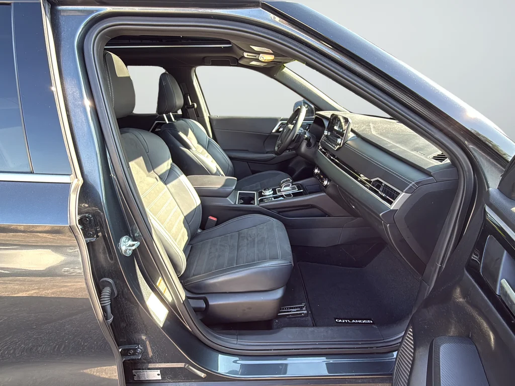 Used 2024  Mitsubishi SE Black Edition image 26