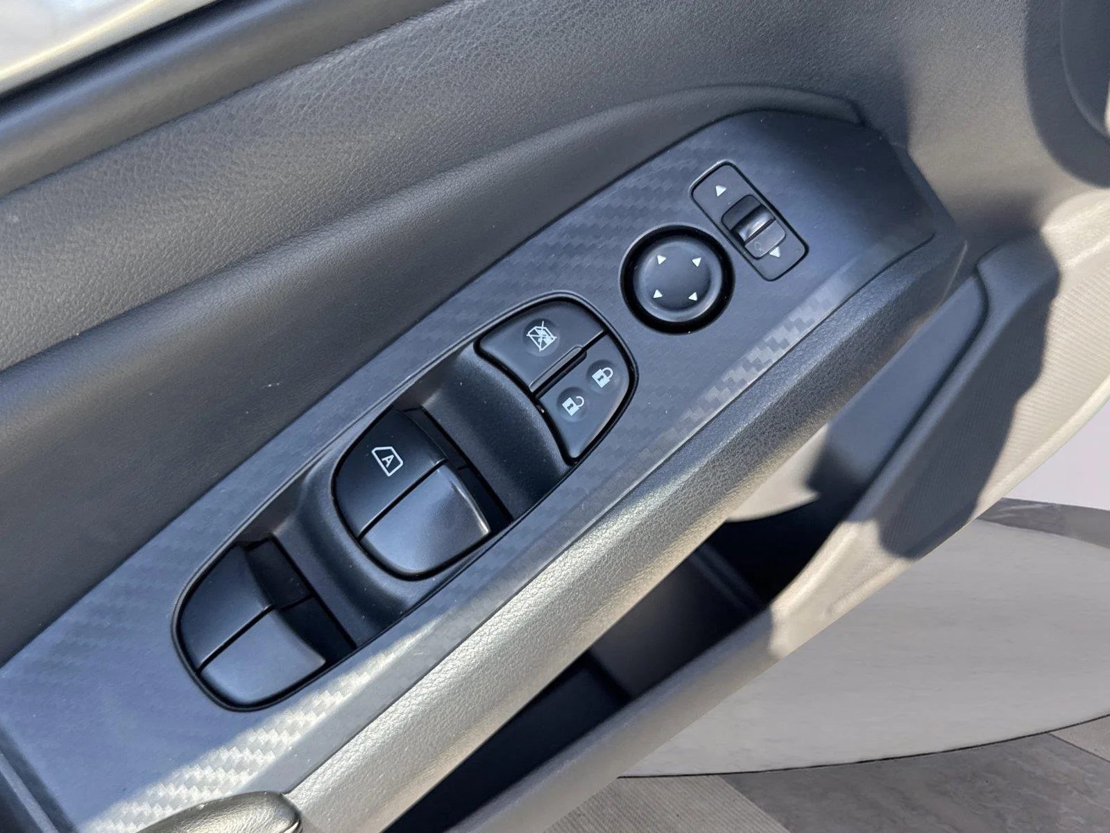 Used 2025 Super Black Nissan SV image 18