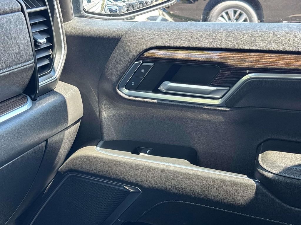 Used 2022 Silver GMC Elevation image 29