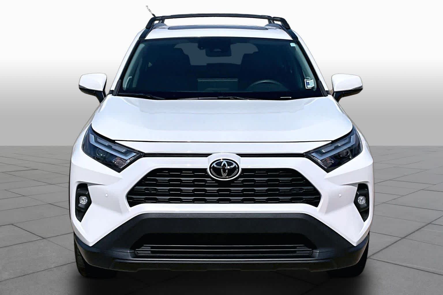 Used 2023 Wind Chill Pearl Toyota XLE Premium image 4