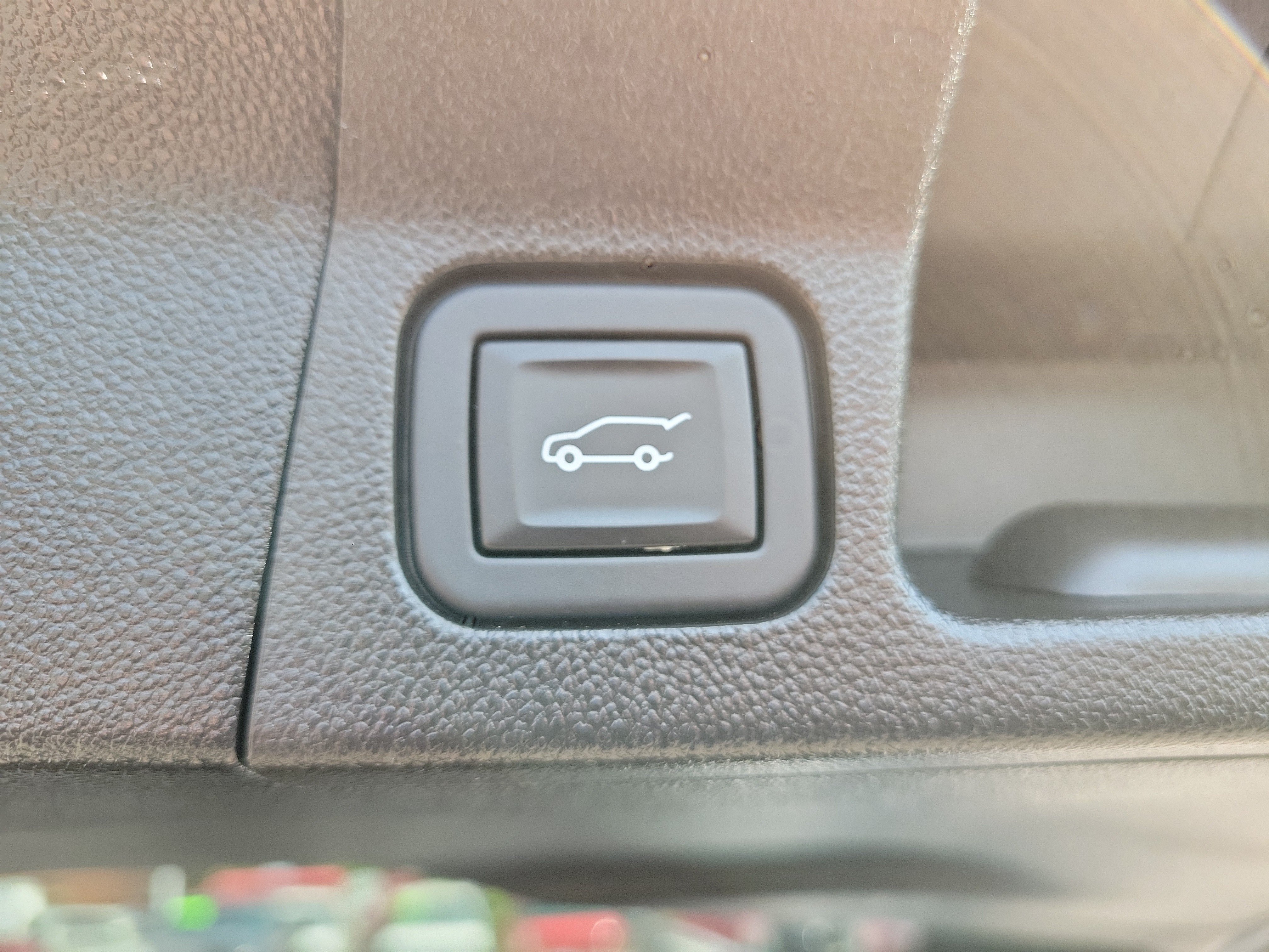 Used 2023 Sterling Metallic GMC SLE image 9