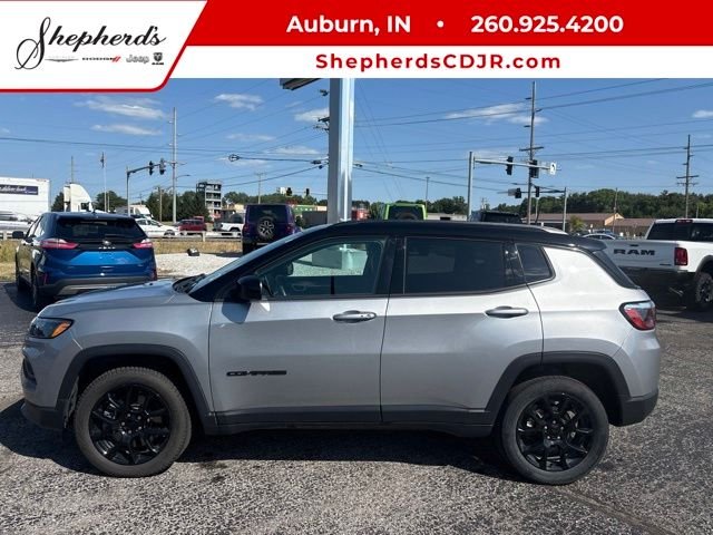 Used 2023 Silver Jeep Latitude image 1