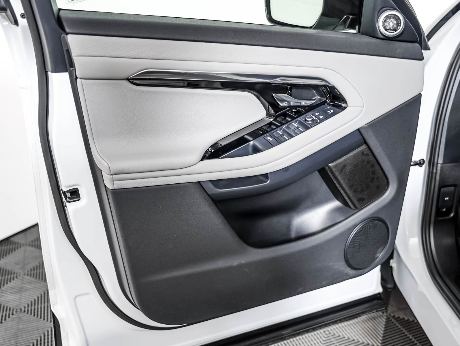 Used 2022 Fuji White Land Rover S AWD image 23