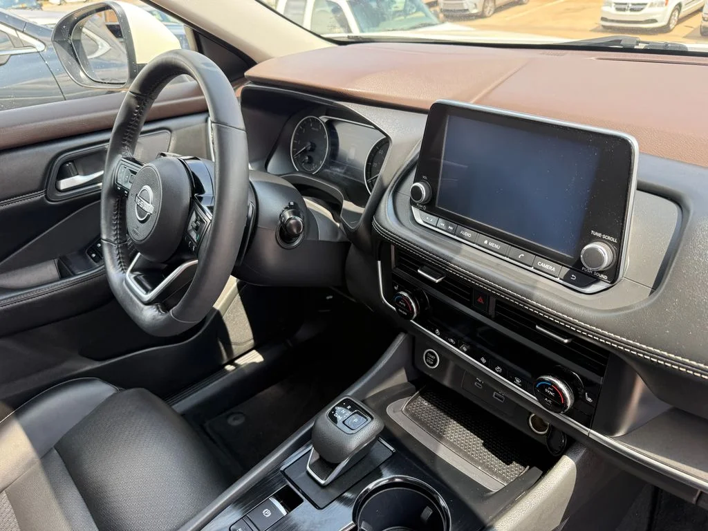 Used 2023 White Nissan SV image 3
