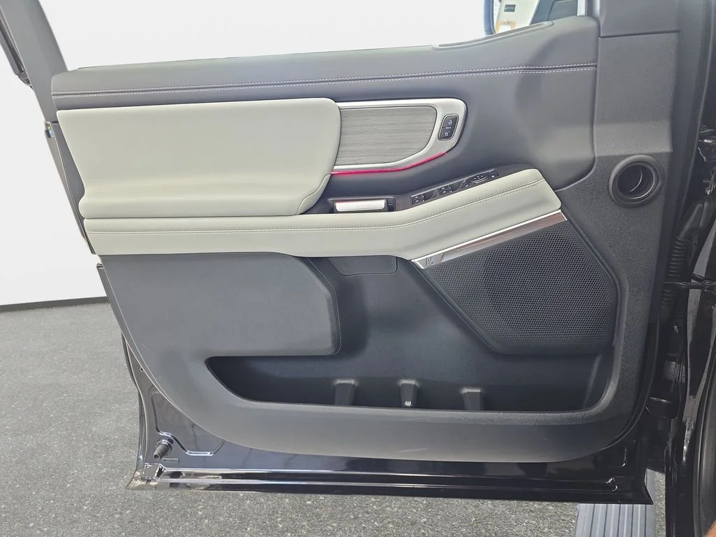 Used 2025 Agate Black Metallic Ford Platinum image 28