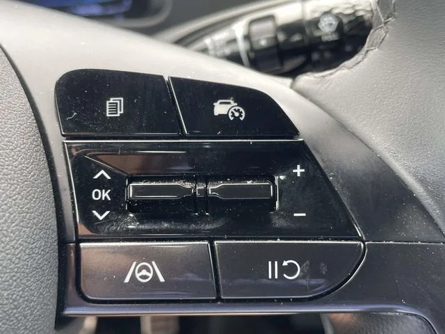 Used 2025 White Hyundai SEL Sport image 13