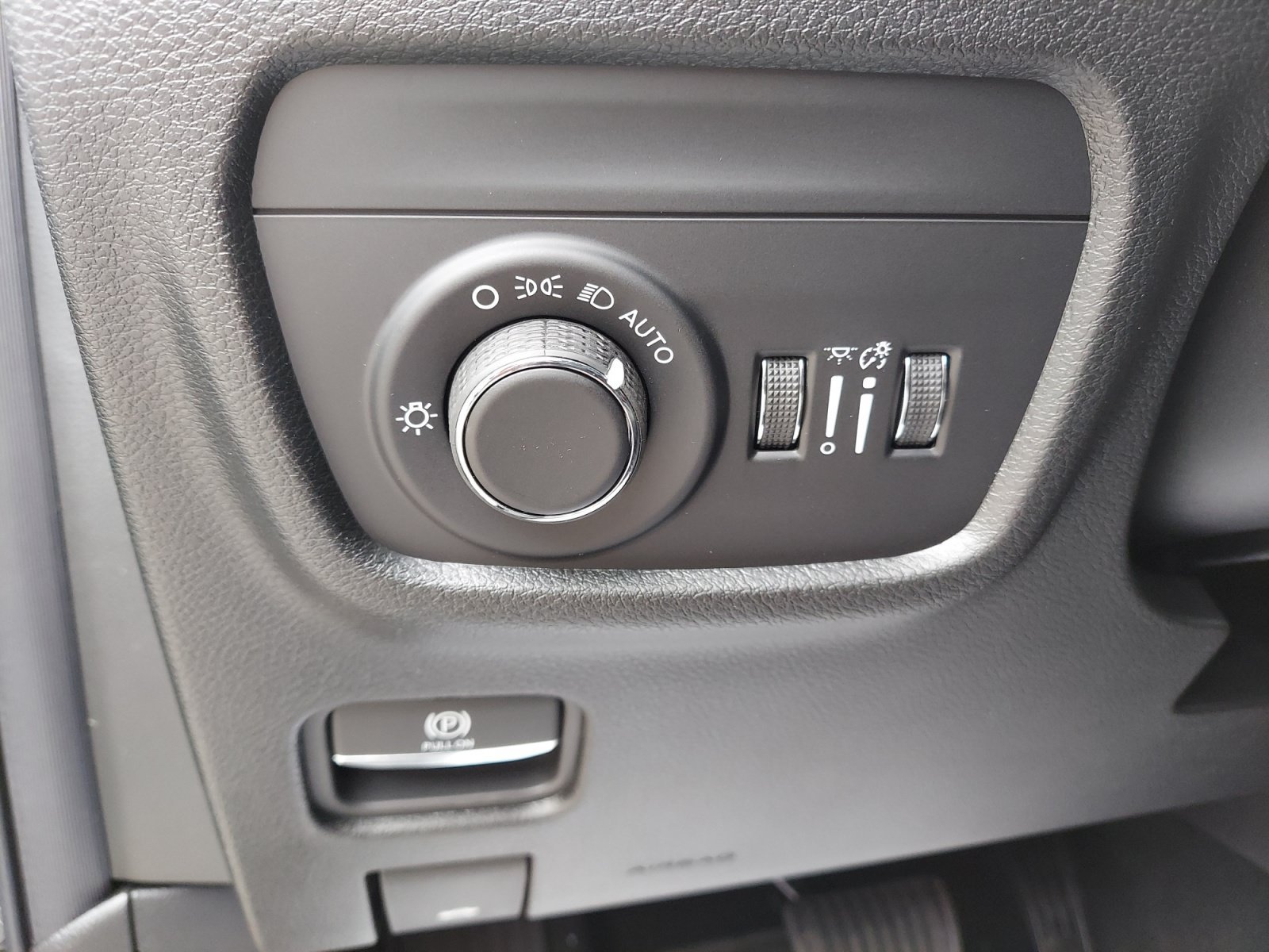 New 2026 Diamond Black Crystal Pearlcoat Jeep Laredo image 25