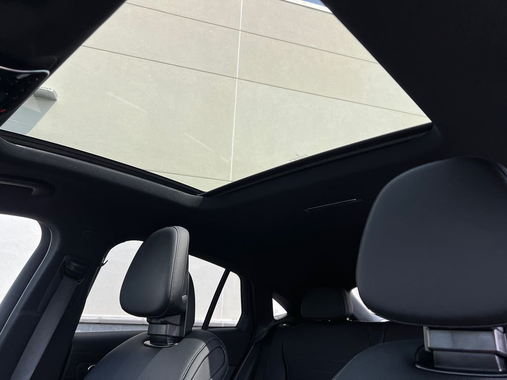 New 2026 Polar White Mercedes-Benz GLC 300 image 23