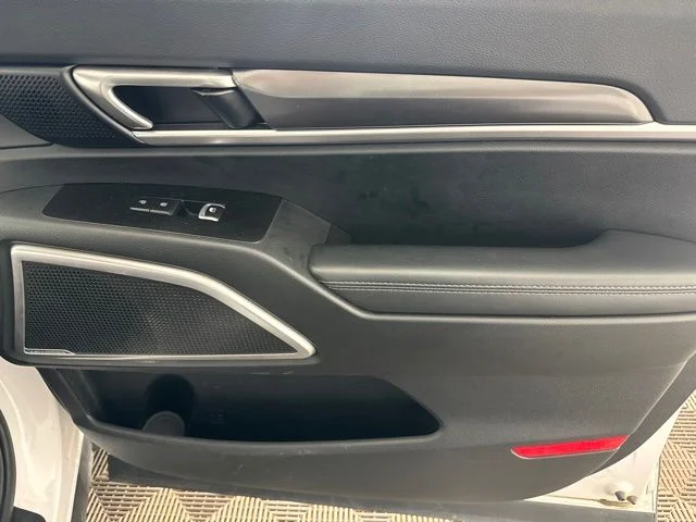 Used 2025 White Kia S image 21