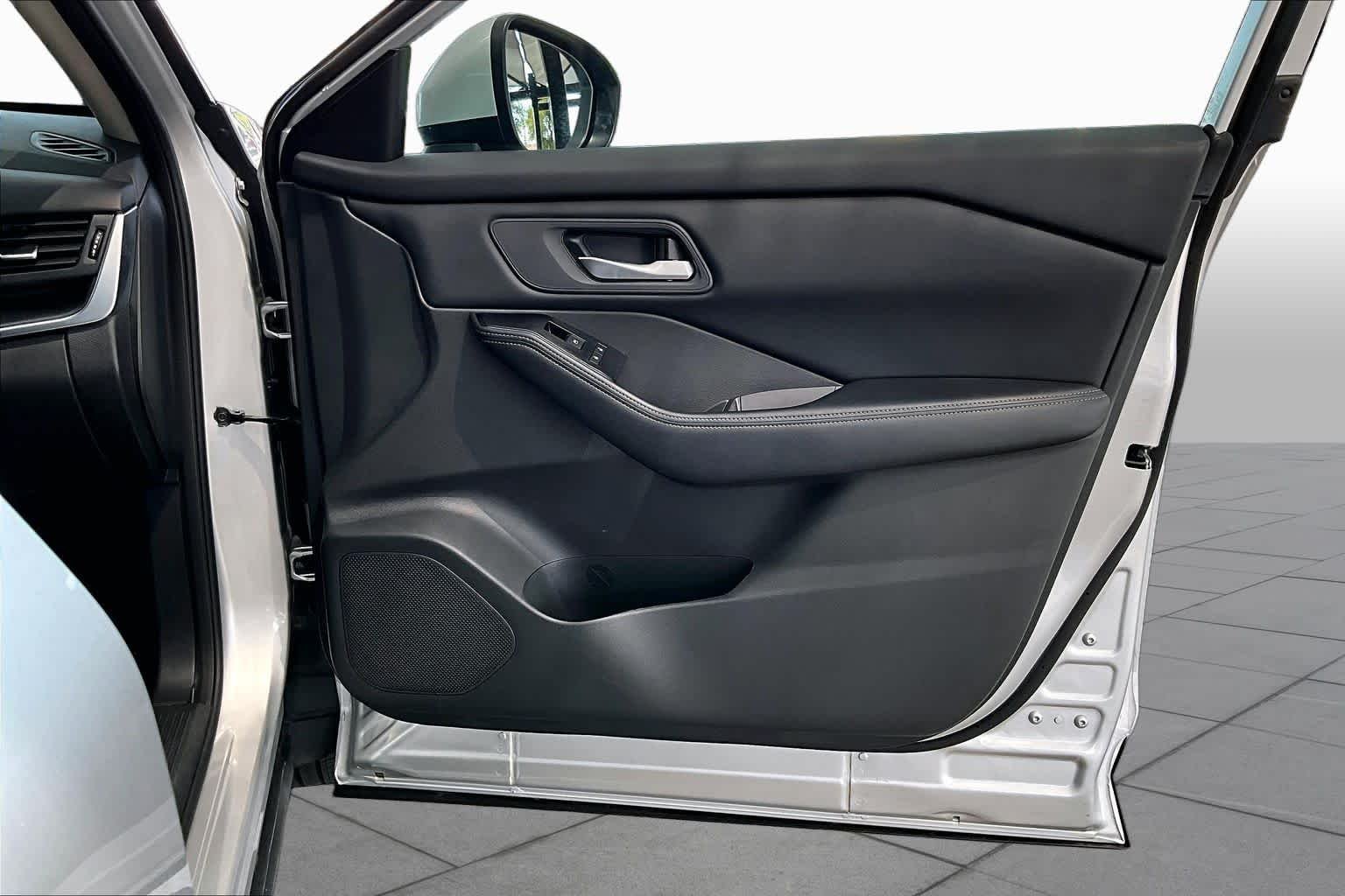2025 Nissan Rogue SV - Photo 23