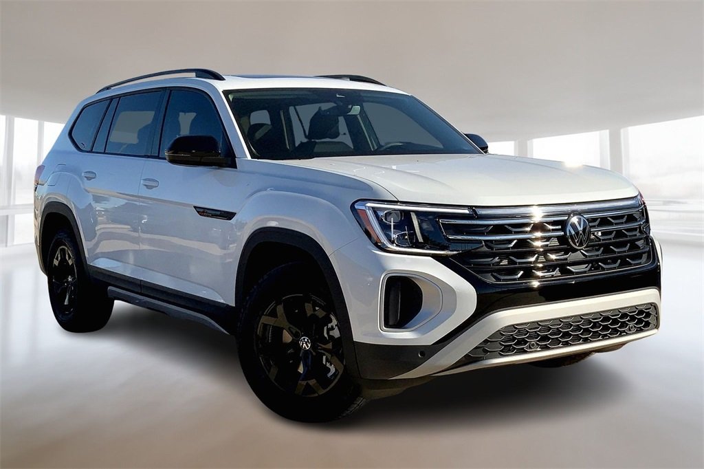 2026 Volkswagen Atlas Peak Edition SE photo 2