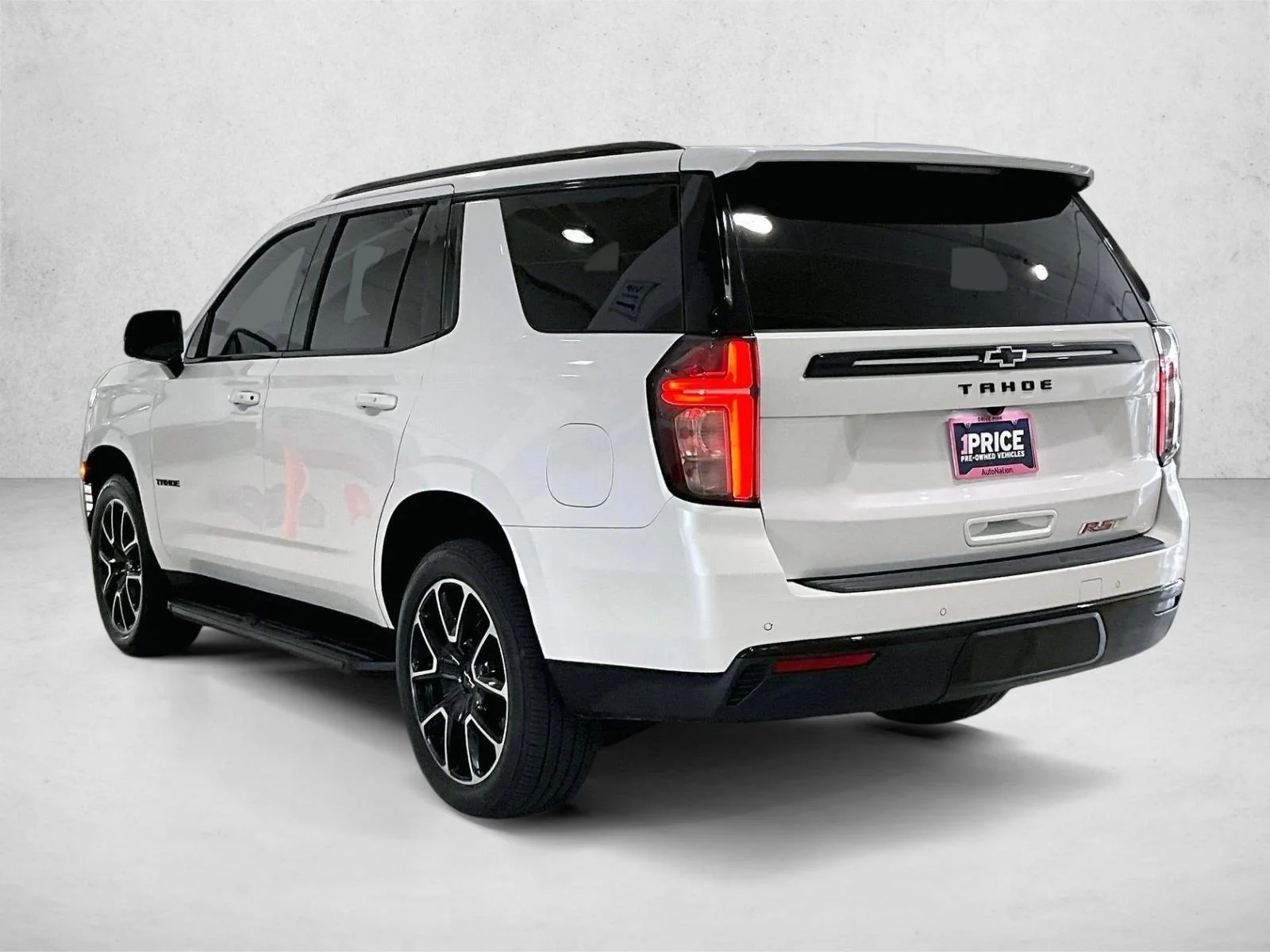 Used 2023 Iridescent Pearl Tricoat Chevrolet RST image 13