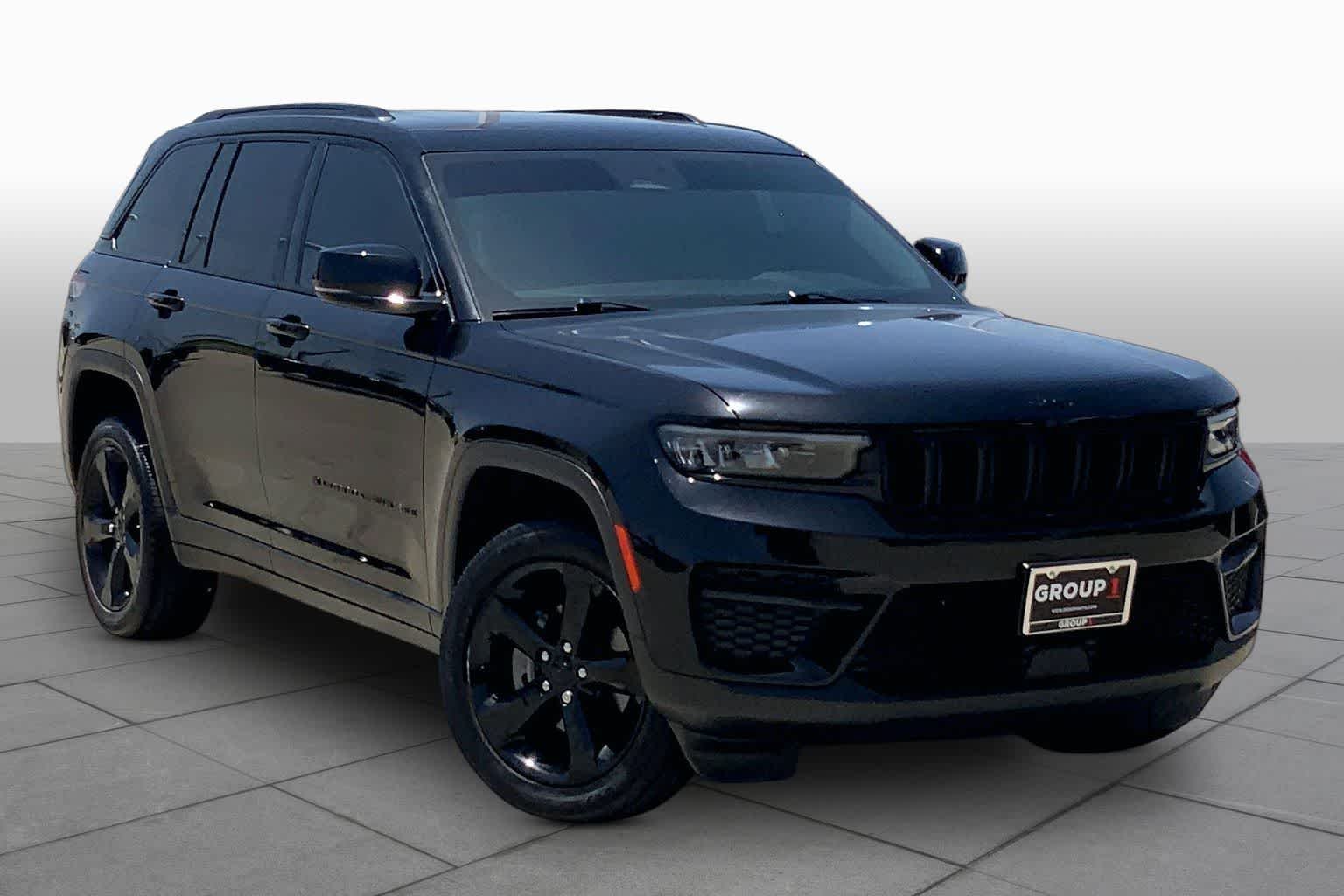 Used 2024 Diamond Black Crystal Pearlcoat Jeep Altitude X image 3