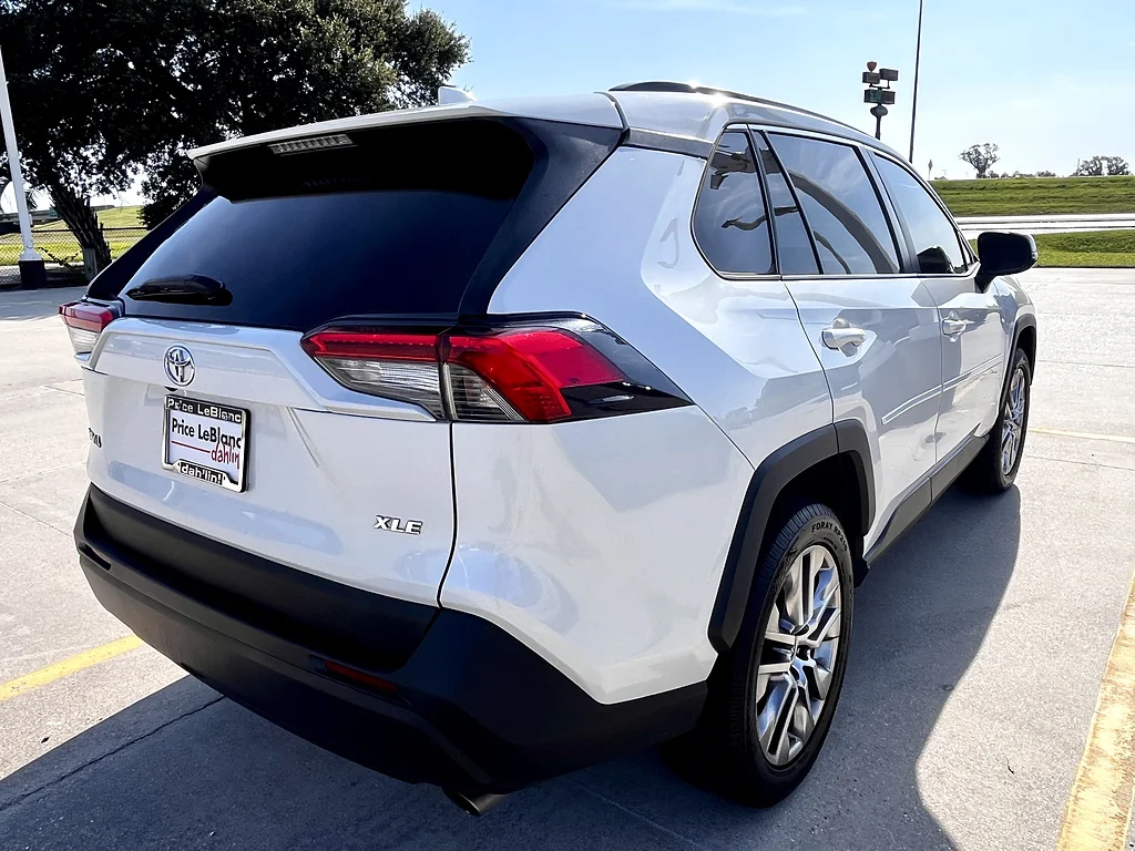 Used 2021 Blizzard Pearl Toyota XLE Premium image 3
