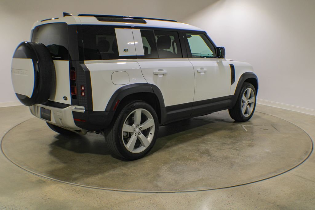 Used 2023 Fuji White Land Rover SE image 5
