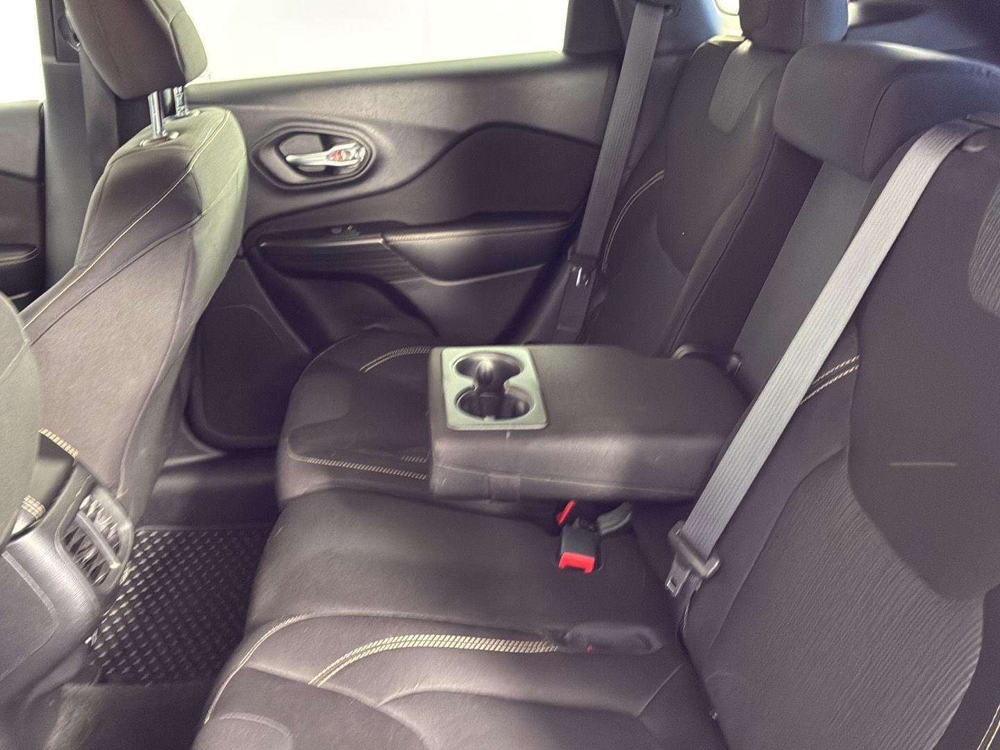 Used 2015 Bright White Clearcoat Jeep Latitude image 20