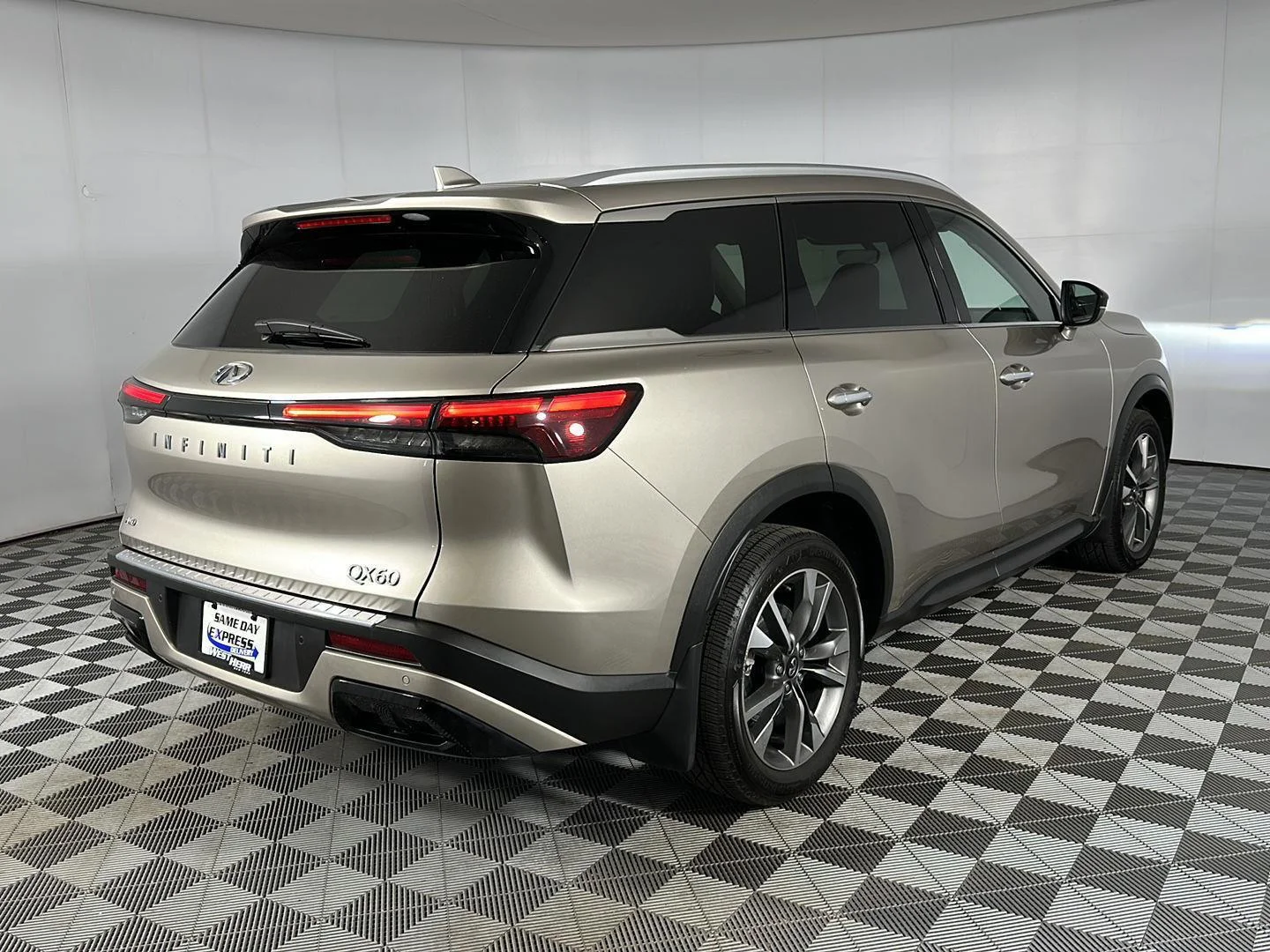 Used 2023 Warm Titanium INFINITI LUXE image 7