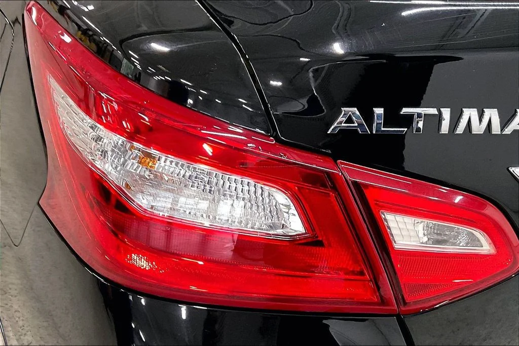 Used 2016 Black Nissan 2.5 S image 28