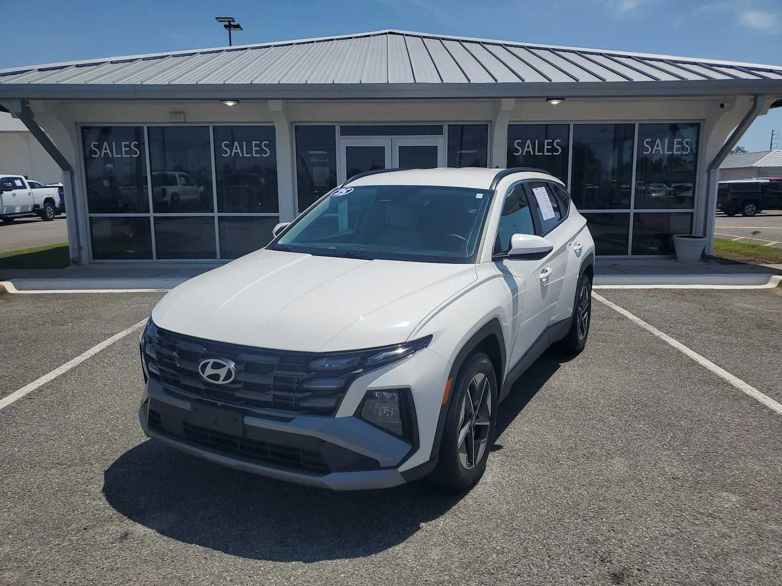 Used 2025 White Hyundai SEL image 1