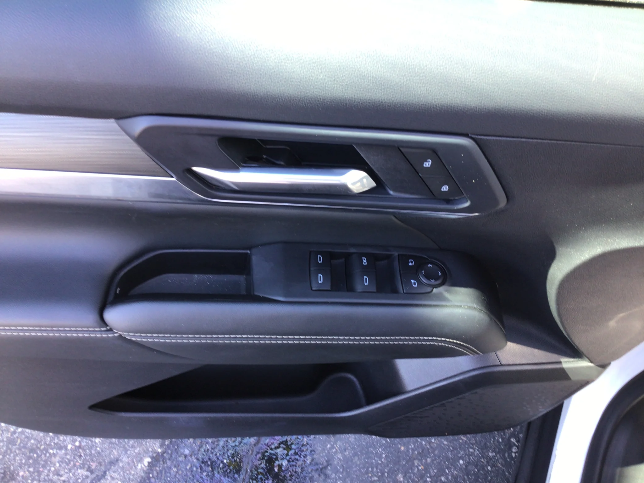 Used 2025 Summit White GMC Elevation image 11