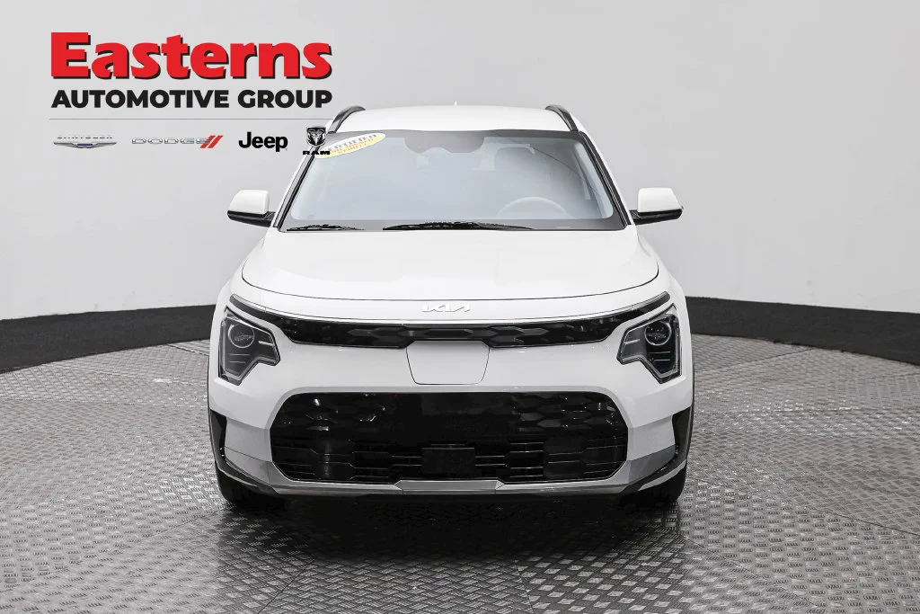 Used 2023 White Kia Wind image 2