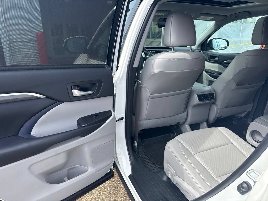 Used 2018 Blizzard Pearl Toyota Limited image 24