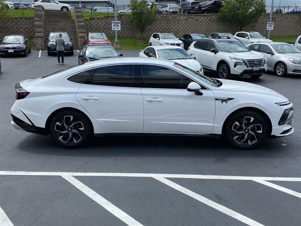 Used 2025  Hyundai  image 2