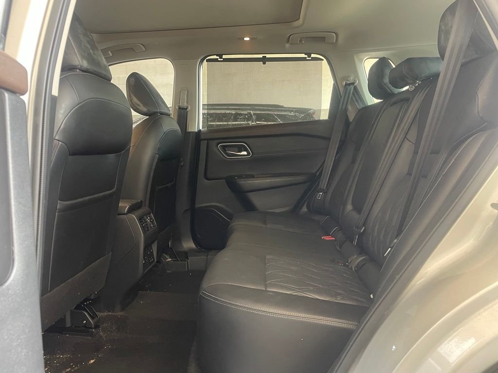 Used 2022 Silver Nissan Platinum image 17