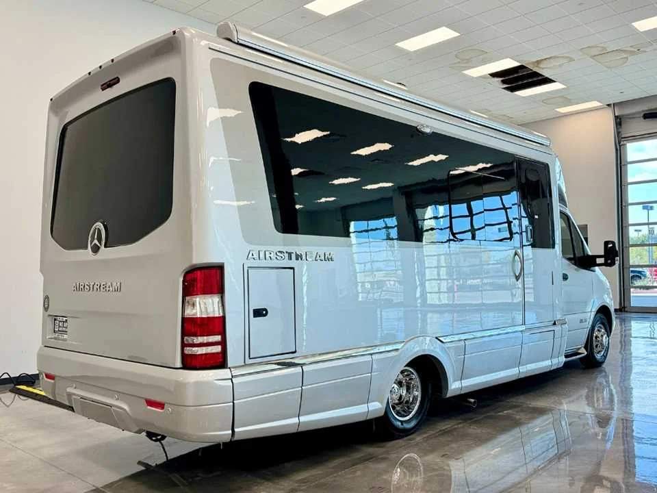 New 2025 Hightech Silver Premium Metallic AIRSTREAM  image 2